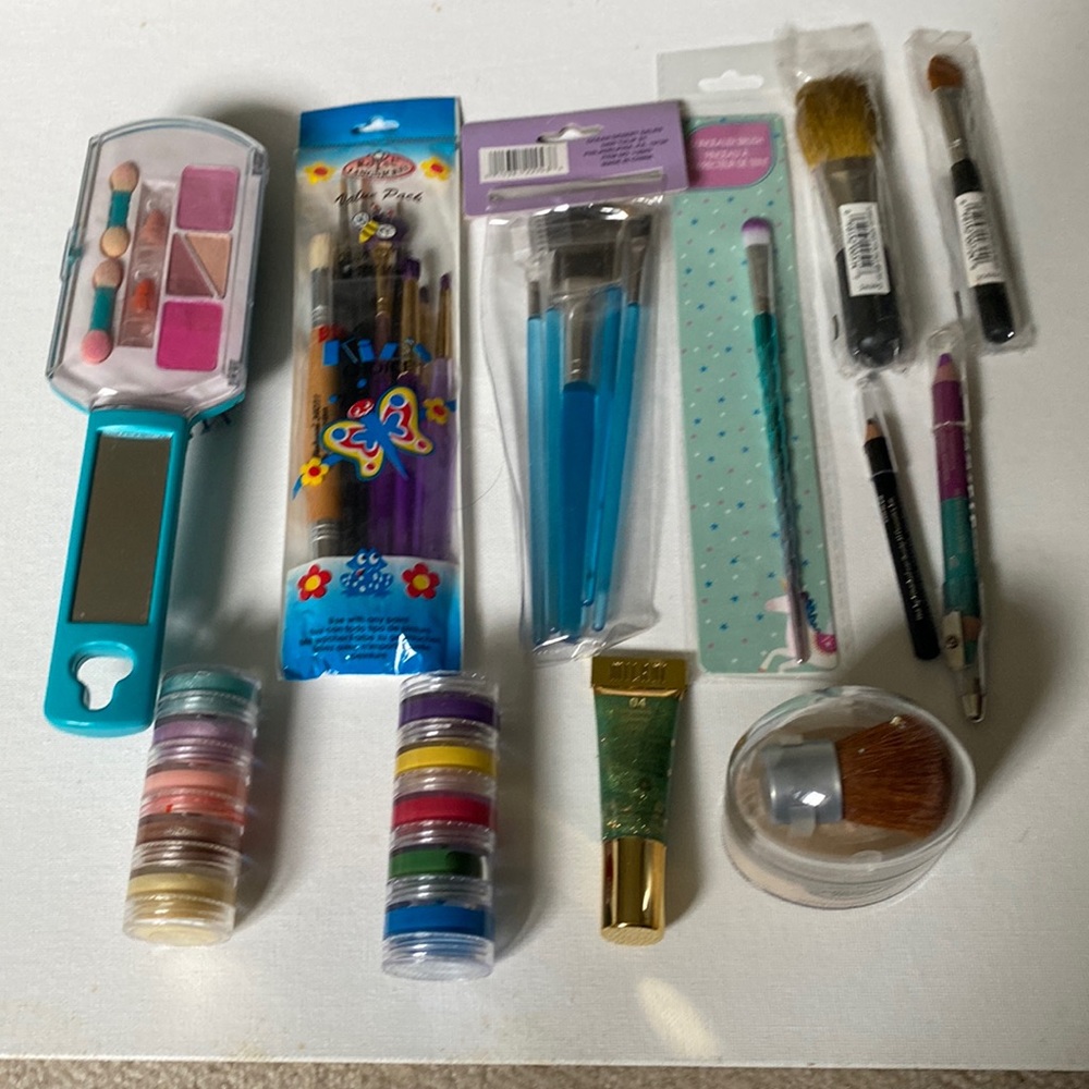 NWT Lot of 12 Makeup Items and Brushes
